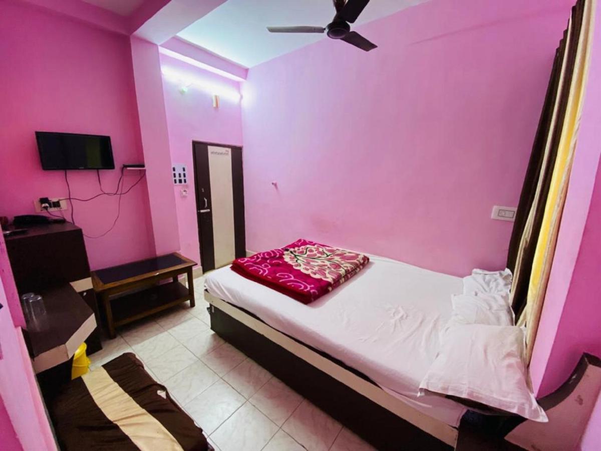 Staymaker Hotel Prerana 타라피트 외부 사진
